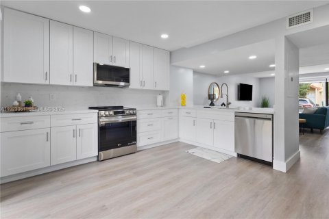 Townhouse in Miami, Florida 2 bedrooms, 107.02 sq.m. № 1982721 - photo 10