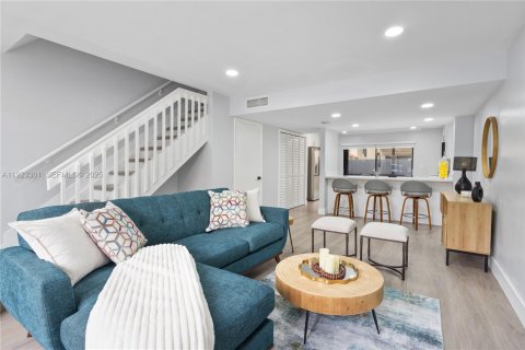 Townhouse in Miami, Florida 2 bedrooms, 107.02 sq.m. № 1982721 - photo 3