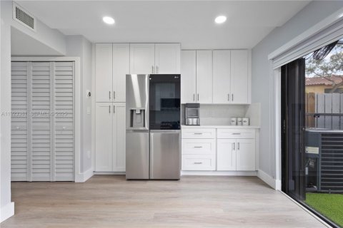 Townhouse in Miami, Florida 2 bedrooms, 107.02 sq.m. № 1982721 - photo 12