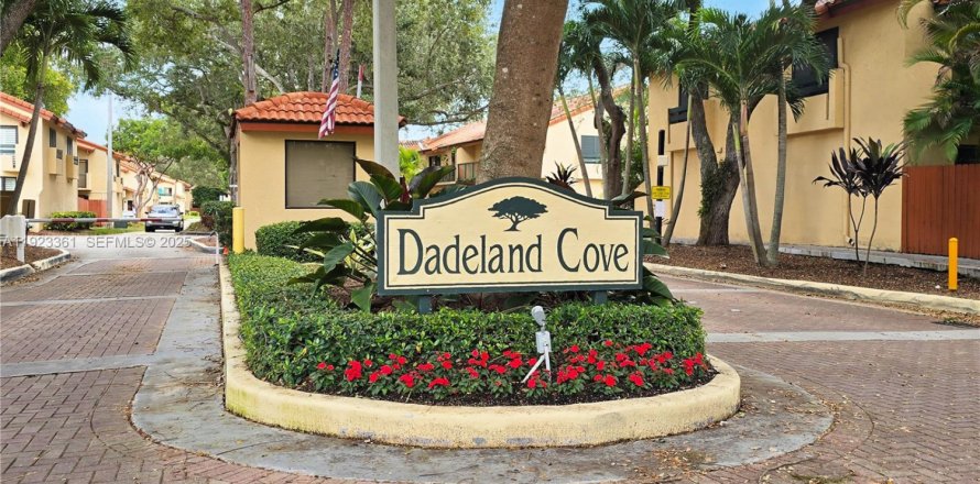 Townhouse in Miami, Florida 2 bedrooms, 107.02 sq.m. № 1982721