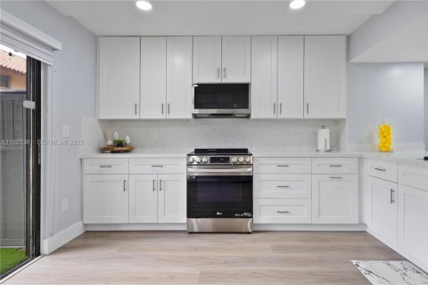 Townhouse in Miami, Florida 2 bedrooms, 107.02 sq.m. № 1982721 - photo 11