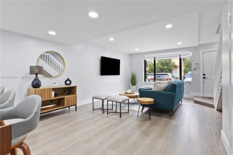Townhouse in Miami, Florida 2 bedrooms, 107.02 sq.m. № 1982721 - photo 5