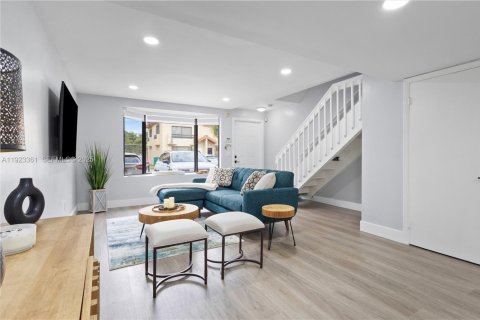 Townhouse in Miami, Florida 2 bedrooms, 107.02 sq.m. № 1982721 - photo 9