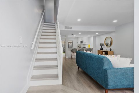 Townhouse in Miami, Florida 2 bedrooms, 107.02 sq.m. № 1982721 - photo 6