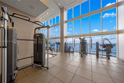 Copropriété à louer à Hallandale Beach, Floride: 3 chambres, 145.95 m2 № 1926456 - photo 1