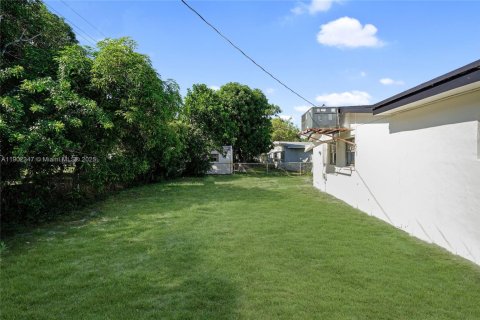 House in Pompano Beach, Florida 3 bedrooms, 117.06 sq.m. № 1953771 - photo 6