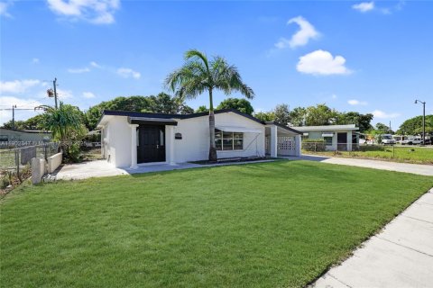 House in Pompano Beach, Florida 3 bedrooms, 117.06 sq.m. № 1953771 - photo 2