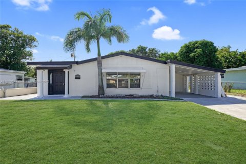 House in Pompano Beach, Florida 3 bedrooms, 117.06 sq.m. № 1953771 - photo 1