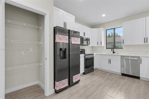 Casa en venta en Dania Beach, Florida, 4 dormitorios № 1992413 - foto 15