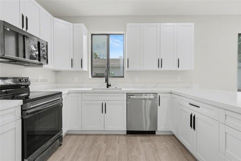 Casa en venta en Dania Beach, Florida, 4 dormitorios № 1992413 - foto 17