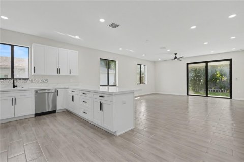 Casa en venta en Dania Beach, Florida, 4 dormitorios № 1992413 - foto 13