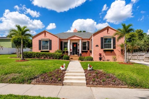 House in Lakeland, Florida 3 bedrooms, 248.98 sq.m. № 2093040 - photo 2