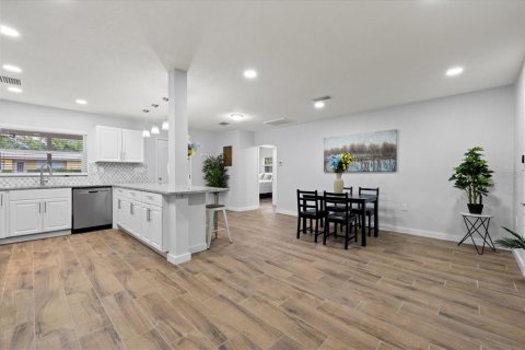 House in Clearwater, Florida 3 bedrooms, 110.37 sq.m. № 1788212 - photo 11