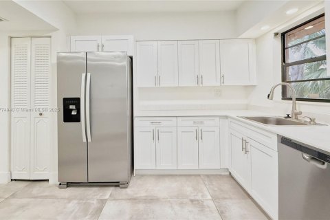 Condo in Miami, Florida, 2 bedrooms  № 1714072 - photo 17