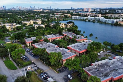 Condo in Miami, Florida, 2 bedrooms  № 1714072 - photo 8