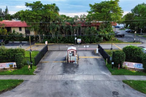 Condo in Miami, Florida, 2 bedrooms  № 1714072 - photo 10