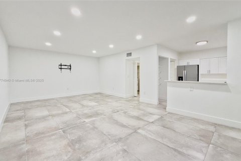 Condo in Miami, Florida, 2 bedrooms  № 1714072 - photo 13