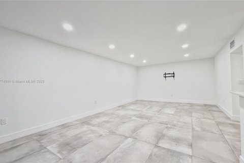 Condo in Miami, Florida, 2 bedrooms  № 1714072 - photo 11