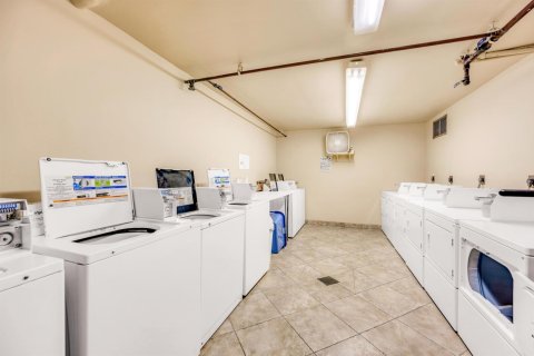 Купить кондоминиум в Форт-Лодердейл, Флорида 3 комнаты, 66.89м2, № 2077850 - фото 23