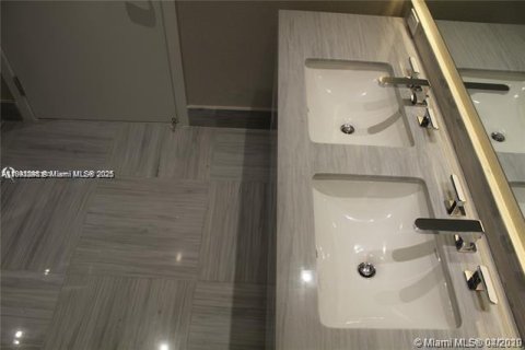 Condo in Sunny Isles Beach, Florida, 2 bedrooms  № 1953745 - photo 21