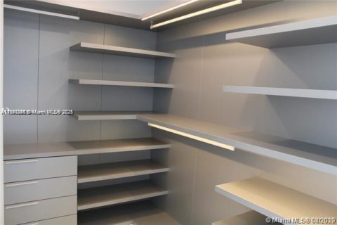Condo in Sunny Isles Beach, Florida, 2 bedrooms  № 1953745 - photo 16