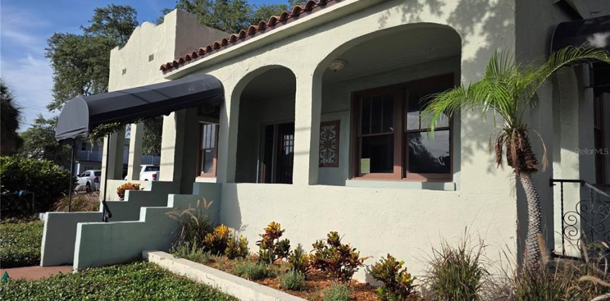 Commercial property in Titusville, Florida 235.23 sq.m. № 2325243
