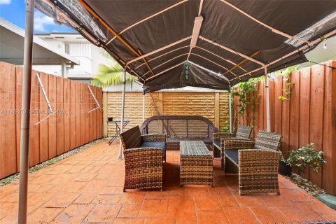 Casa en venta en Hialeah, Florida, 2 dormitorios, 89.65 m2 № 2045576 - foto 25
