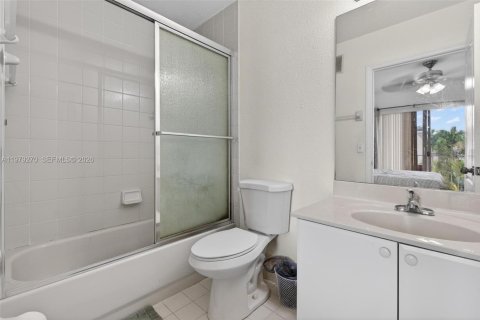 Casa en venta en Hialeah, Florida, 2 dormitorios, 89.65 m2 № 2045576 - foto 30
