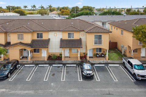 Casa en venta en Hialeah, Florida, 2 dormitorios, 89.65 m2 № 2045576 - foto 3