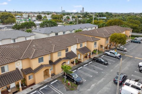 Casa en venta en Hialeah, Florida, 2 dormitorios, 89.65 m2 № 2045576 - foto 2