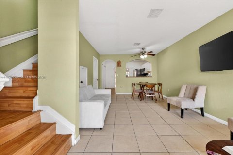 Casa en venta en Hialeah, Florida, 2 dormitorios, 89.65 m2 № 2045576 - foto 10