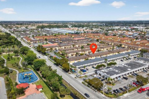 Casa en venta en Hialeah, Florida, 2 dormitorios, 89.65 m2 № 2045576 - foto 5