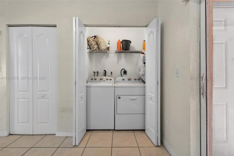 Casa en venta en Hialeah, Florida, 2 dormitorios, 89.65 m2 № 2045576 - foto 24