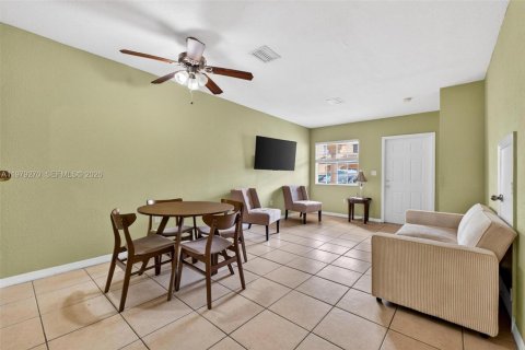 Casa en venta en Hialeah, Florida, 2 dormitorios, 89.65 m2 № 2045576 - foto 14