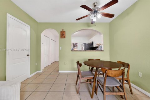 Casa en venta en Hialeah, Florida, 2 dormitorios, 89.65 m2 № 2045576 - foto 13