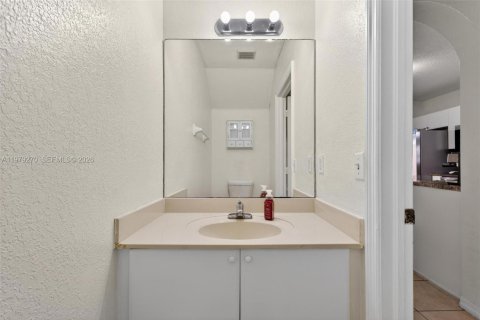Casa en venta en Hialeah, Florida, 2 dormitorios, 89.65 m2 № 2045576 - foto 16