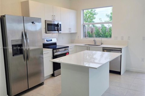 Снять в аренду таунхаус в Хомстед, Флорида 3 спальни, № 2002387 - фото 4