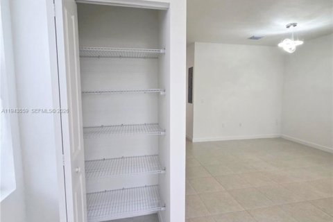 Снять в аренду таунхаус в Хомстед, Флорида 3 спальни, № 2002387 - фото 9