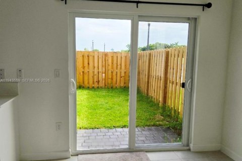 Снять в аренду таунхаус в Хомстед, Флорида 3 спальни, № 2002387 - фото 7