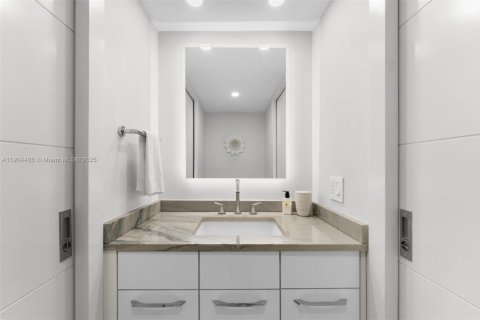 Condo in Miami, Florida, 1 bedroom № 2016302 - photo 15