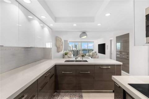 Condo in Miami, Florida, 1 bedroom № 2016302 - photo 4