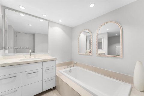 Condo in Miami, Florida, 1 bedroom № 2016302 - photo 12