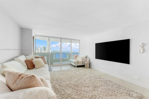 Condo in Miami, Florida, 1 bedroom № 2016302 - photo 10