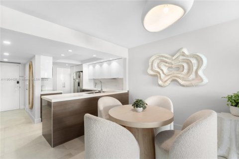 Condo in Miami, Florida, 1 bedroom № 2016302 - photo 3
