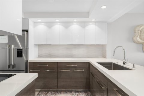 Condo in Miami, Florida, 1 bedroom № 2016302 - photo 5