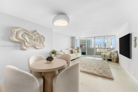 Condo in Miami, Florida, 1 bedroom № 2016302 - photo 2