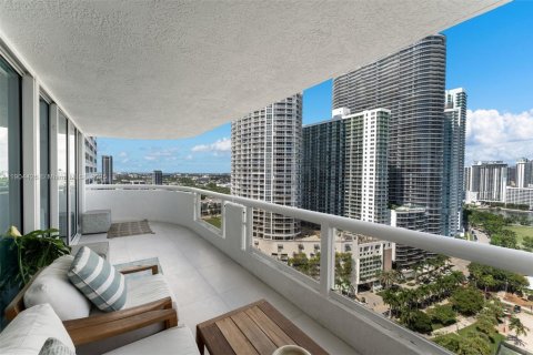 Condo in Miami, Florida, 1 bedroom № 2016302 - photo 16