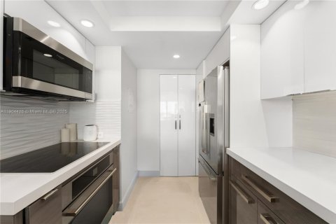 Condo in Miami, Florida, 1 bedroom № 2016302 - photo 6