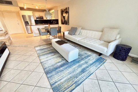 Condominio en venta en Hallandale Beach, Florida, 1 dormitorio, 76.92 m2 № 1943297 - foto 15