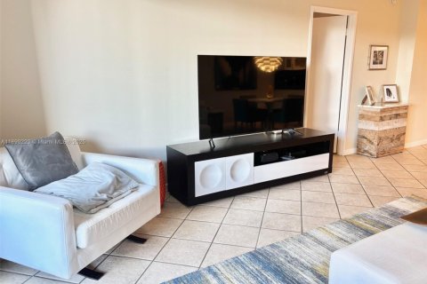 Condominio en venta en Hallandale Beach, Florida, 1 dormitorio, 76.92 m2 № 1943297 - foto 13